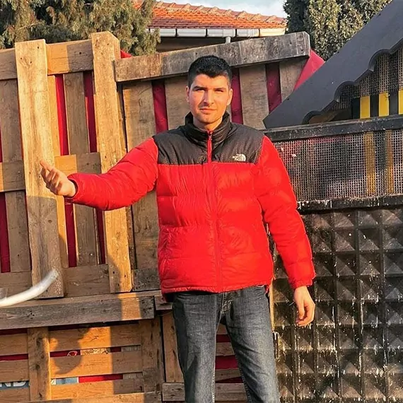 Edirne’nin keşan ilçesinde otomobilin, minibüse arkadan çarptığı kazada 3 kişi öldü, 3 kişi ağır yaralandı. Kazanın ardından otomobilin hız kadranı 240 kilometrede takılı kaldığı görüldü.