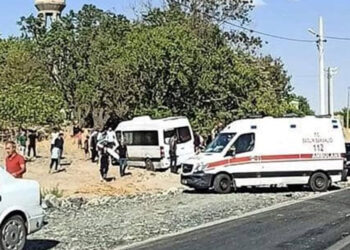 Minibüsle traktör kafa kafaya çarpıştı; 15 yaralı