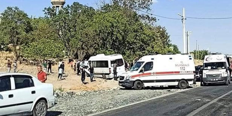 Minibüsle traktör kafa kafaya çarpıştı; 15 yaralı