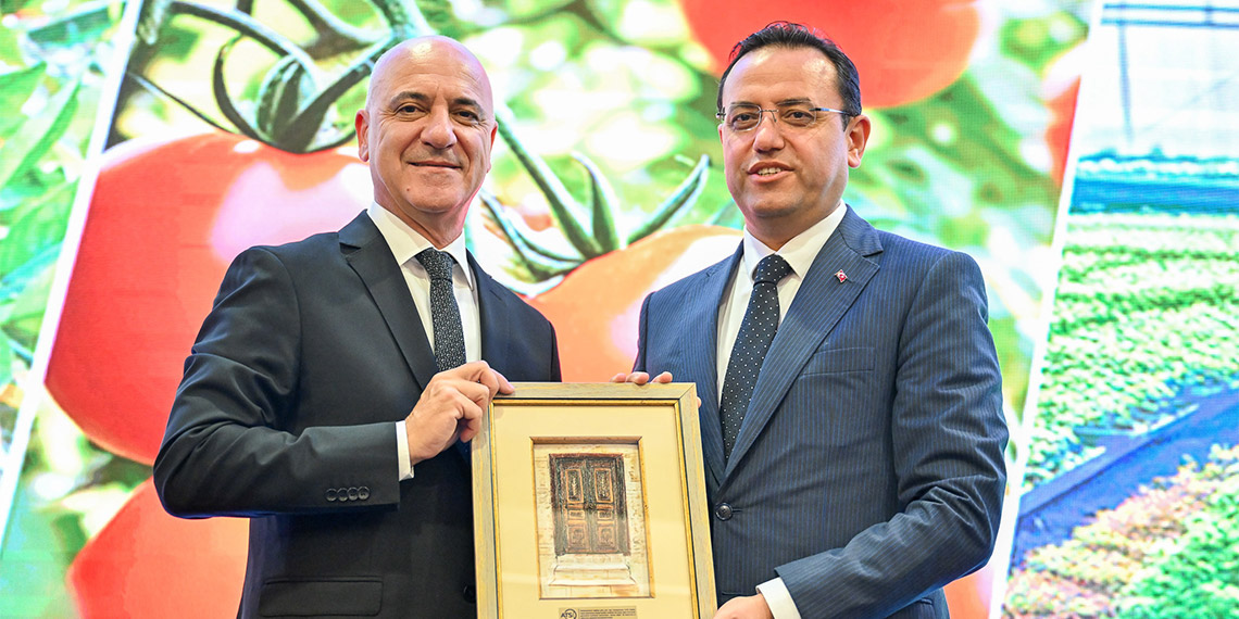 Tarım ve Orman Bakan Yardımcısı Ebubekir Gizligider, "Miras kalan toprak 2 yıl ekilmiyorsa önce o toprağın en yakın yerleşim yerinden başlamak üzere hane hane büyüyerek dijital kiralama yöntemiyle kiralayacağız" dedi.