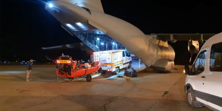 Arama-kurtarma ekiplerini Libya'ya taşıyacak ilk uçak hareket etti