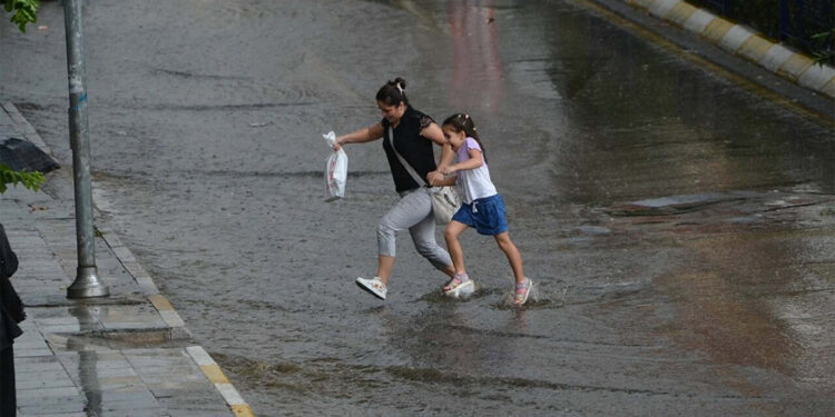 Nazilli'de kuvvetli rüzgar ve sağanak