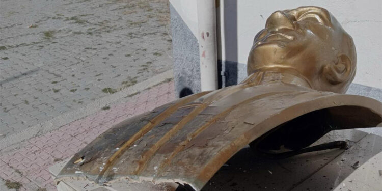 Atatürk büstüne zarar veren 2 kişi gözaltında