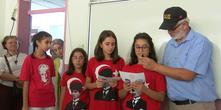 Uzay istasyonunda görevli astronotlara merak ettiklerini sordular