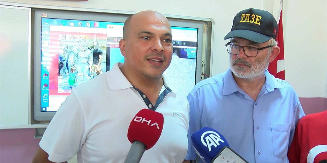 İzmir'in Gaziemir ilçesindeki Sarnıç Şehit Uzman Çavuş Egemen Yıldız Ortaokulu öğrencileri, 'Cumhuriyetin 100. yılında Türk Çocukları Uzayda' projesi kapsamında Amerika'daki NASA Haberleşme Yer İstasyonu aracılığıyla telsizle uzay istasyonunda görevli astronotlara merak ettiklerini sordu.