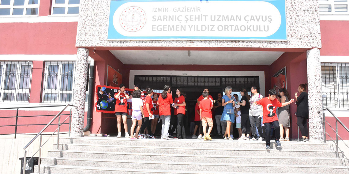 Uzay istasyonunda görevli astronotlara merak ettiklerini sordular