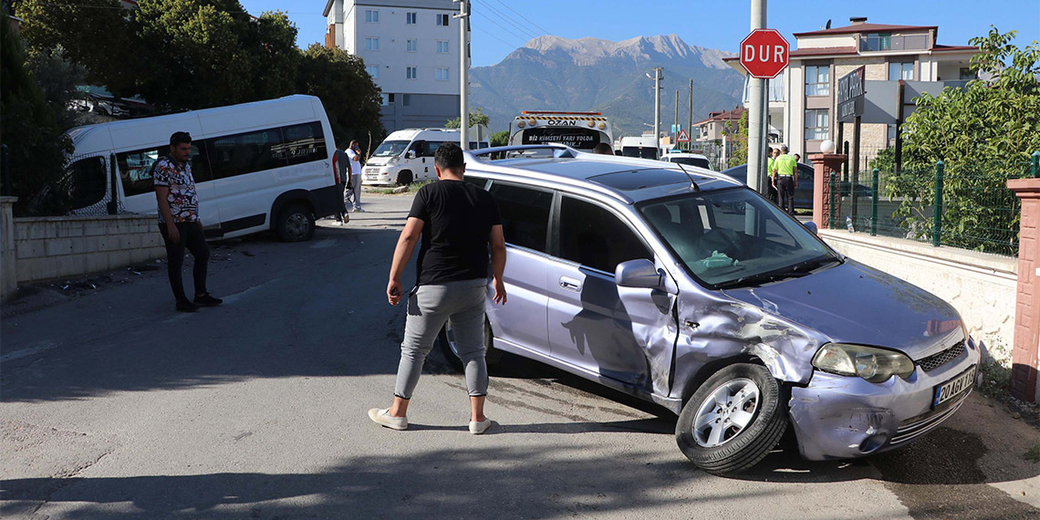 Denizli'de okul servis minibüsüyle otomobil çarpıştı; 14 yaralı