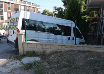 Denizli'de okul servis minibüsüyle otomobil çarpıştı; 14 yaralı