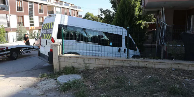 Denizli'de okul servis minibüsüyle otomobil çarpıştı; 14 yaralı