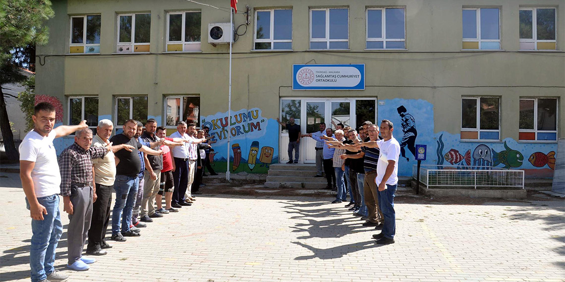 Tekirdağ'ın Malkara ilçesine bağlı Sağlamtaş Mahallesi'nde okulları depreme dayanıksız çıktı; veliler 170 öğrenciyi taşımalı sistemle okula göndermedi.