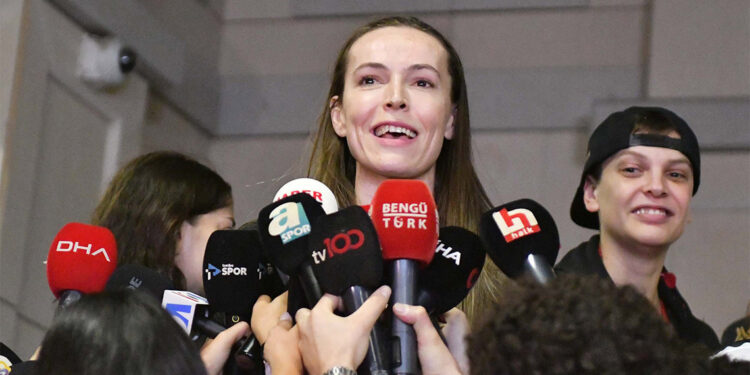 Dünya'nın 1 numarası Filenin Sultanları yurda döndü