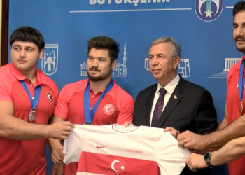 Olimpiyat kotası alan milli güreşçilerden Yavaş'a ziyaret