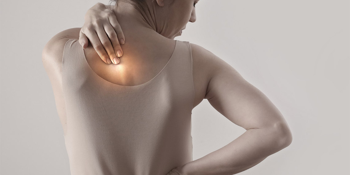 Fizik Tedavi ve Rehabilitasyon Uzmanı Dr. Öğr. Üyesi Kübra Neslihan Kurt Oktay, omurilik hasarı belirtilerinin kişiden kişiye farklılık gösterebildiğini ve omurilik yaralanmasının konumu ve ciddiyet derecesine bağlı olarak değişebileceğini ifade etti.