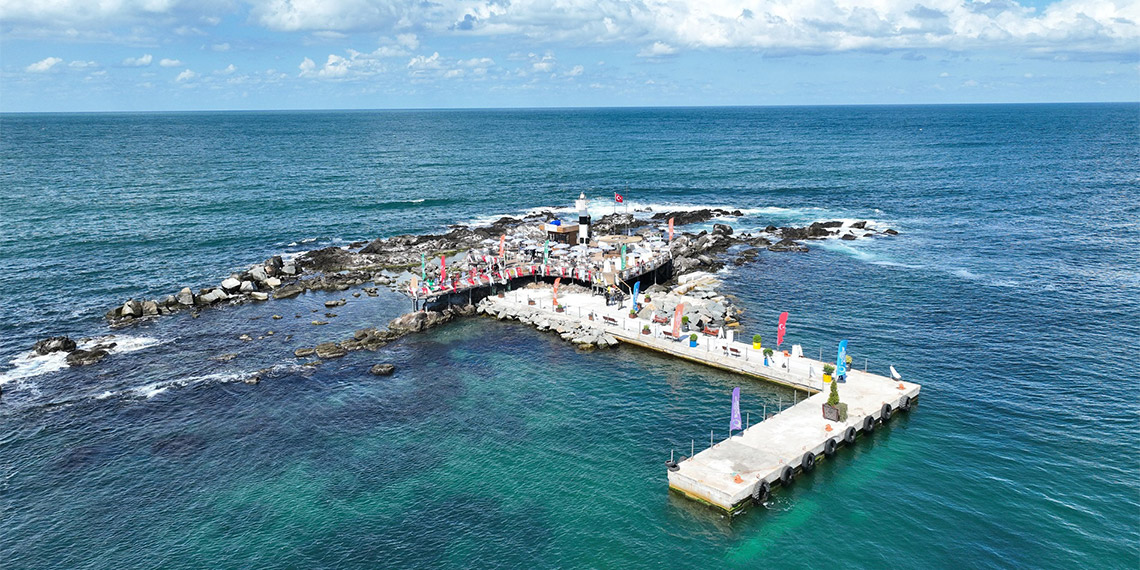 Ordu’nun Fatsa ilçesinde geçen yıl yapımına başlanan Fener Adası'nın açılışı gerçekleşti. 6 bin 1 kilometrekare yüzölçümü ile Türkiye’nin 30’uncu büyükşehir olan kentin yüzölçümü, hayata geçirilen ada ile birlikte 4 bin metrekare daha büyüdü.