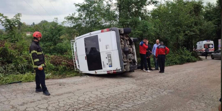 Fatsa'da fındık işçilerini taşıyan minibüs devrildi; 7 yaralı