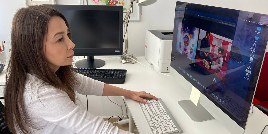 Otizm spektrum bozukluğunun daha erken teşhis edilebilmesi için yapay zeka destekli proje geliştirildi. Hacettepe Üniversitesi öncülüğünde, TÜBİTAK desteğinde geliştirilen proje ile çocukların göz bebekleri bilgisayarda yapay zeka aracılığıyla izlenecek ve 18 aylık dönemde otizm tanısı konulabilecek.