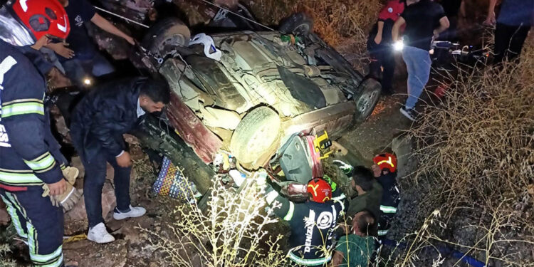 Otomobil kanala uçtu; 4 ölü 3 yaralı var