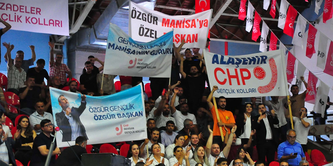 CHP Grup Başkanı ve Genel Başkan Adayı Özgür Özel, "Diyorsanız ki, 'Özgür biz sana inanıyor ve güveniyoruz, geç takımın başına'. Ben bu takımı şampiyon yaparım arkadaşlar" dedi.