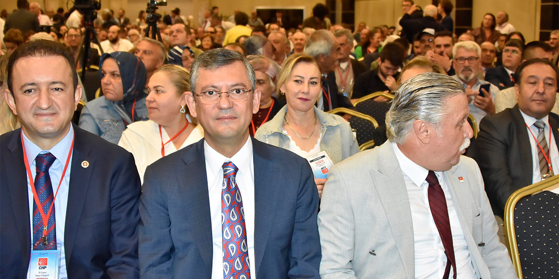 CHP Grup Başkanı ve genel başkan adayı Özgür Özel, ''Biz birilerinin göstermek istediği gibi kongrelerde, kurultayda onun karşısında, bunun yanında değiliz. Biz, Cumhuriyet Halk Partisi'nin üyelerinin kalbinde, vicdanında yer almaya, meselemizi, derdimizi, hikayemizi anlatmaya geliyoruz'' dedi.