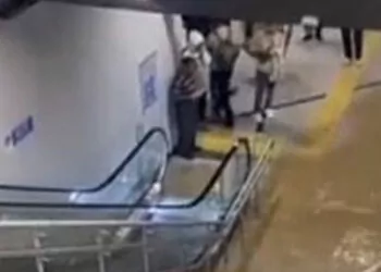 Pendik'te metro i̇stasyonu'nu su bastı