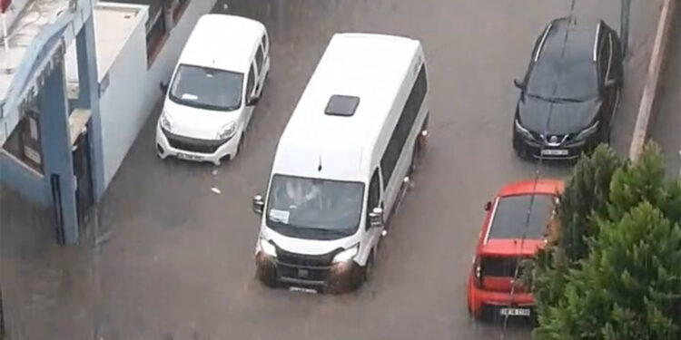 Pendik'te bir çok yeri su bastı