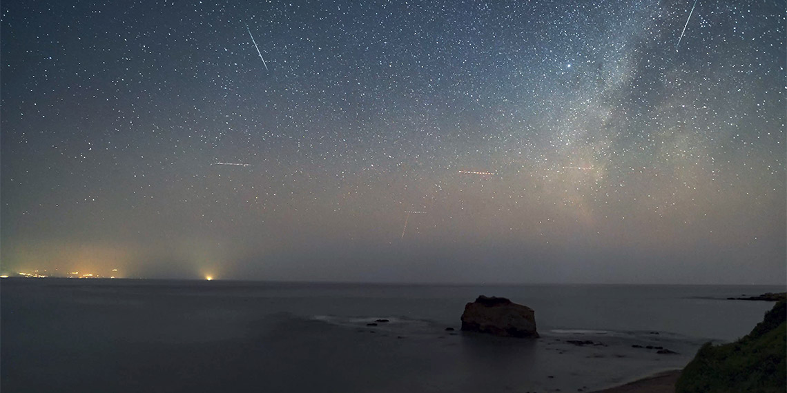 İzmir'in Seferihisar ilçesinde 13 Ağustos gecesi Perseid Göktaşı Yağmuru'nu izleyip, 4 saatlik kayıt yapan astrofotoğrafçı Süleyman Akgüneş, içlerinde ateş topu gibi de görünen 40'a yakın meteoru görüntüledi.