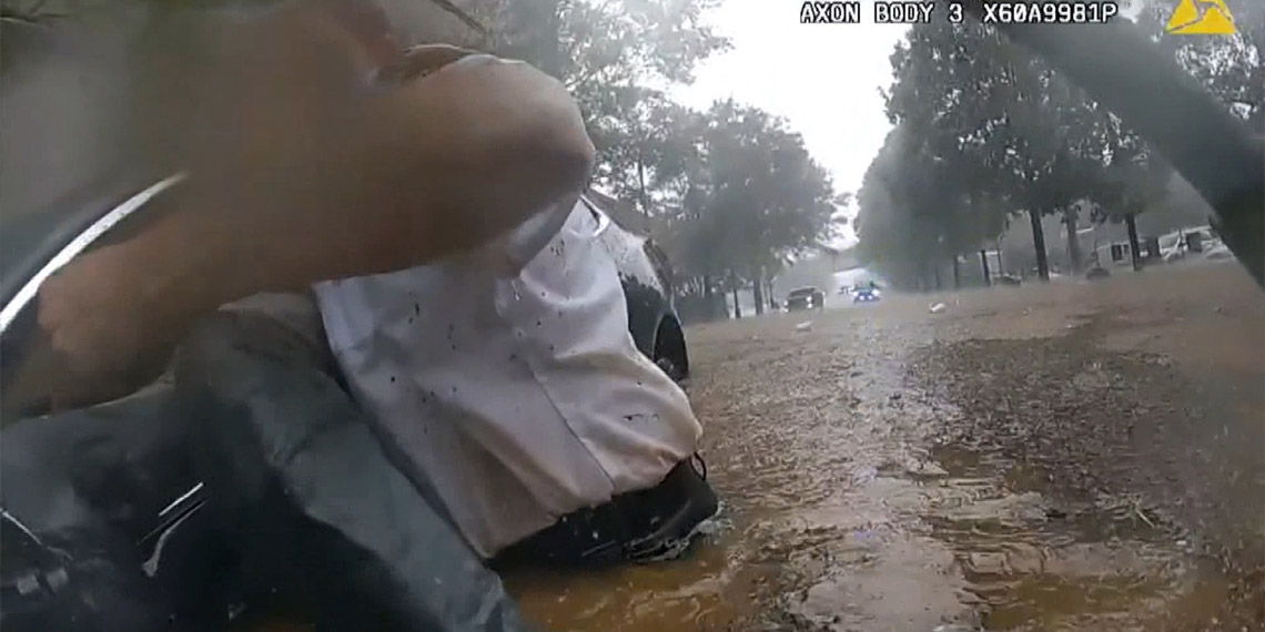 Polis, derin suyun içinde mahsur kalan kişiyi kurtardı