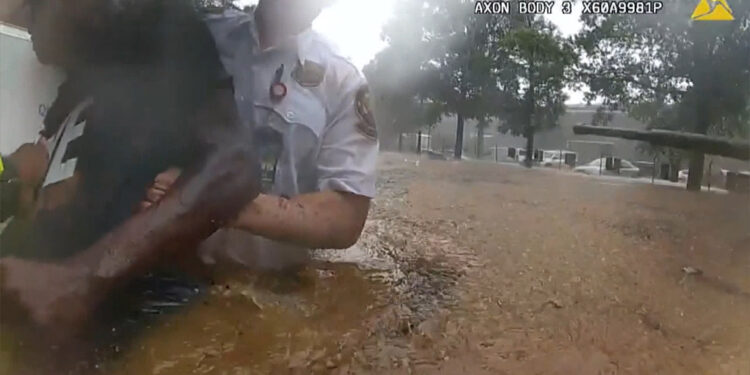 Polis, derin suyun içinde mahsur kalan kişiyi kurtardı