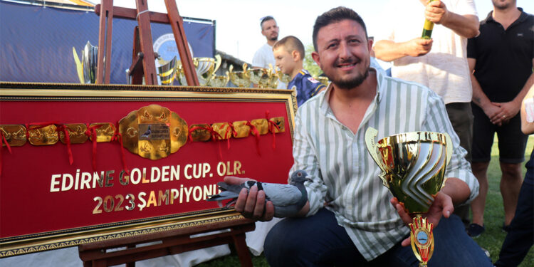 Posta Güvercini Yarışmasında 1'nci olan güvercin altın kemer kazandırdı