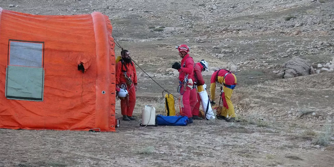 Mağarada rahatsızlanan abd'li araştırmacı ayağa kalktı