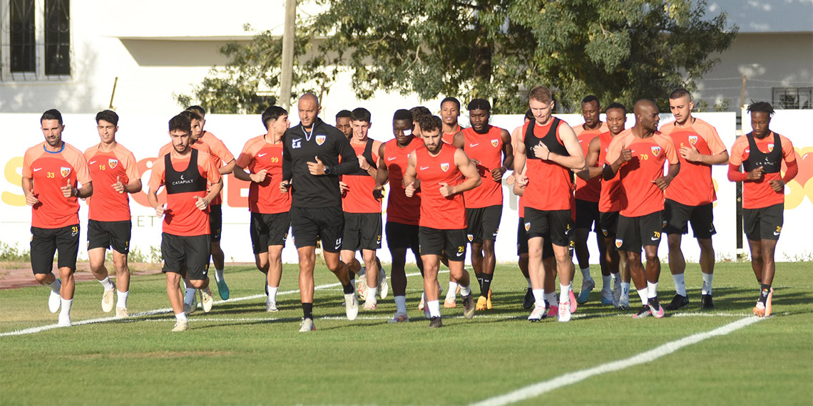 Kayserispor Teknik Direktörü Recep Uçar, "Beşiktaş takımı transfer dönemi bitmeden daha alternatifli bir takım oluşturdu. Hafta içi Club Brugge ile oynayacaklar. O maçı da takip edeceğiz. Zor bir maç bizi bekliyor" dedi.