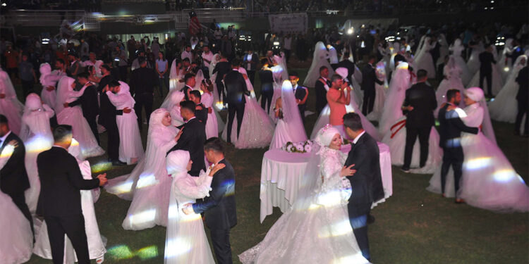 Reyhanlı'da 100 nişanlı çift evlendi