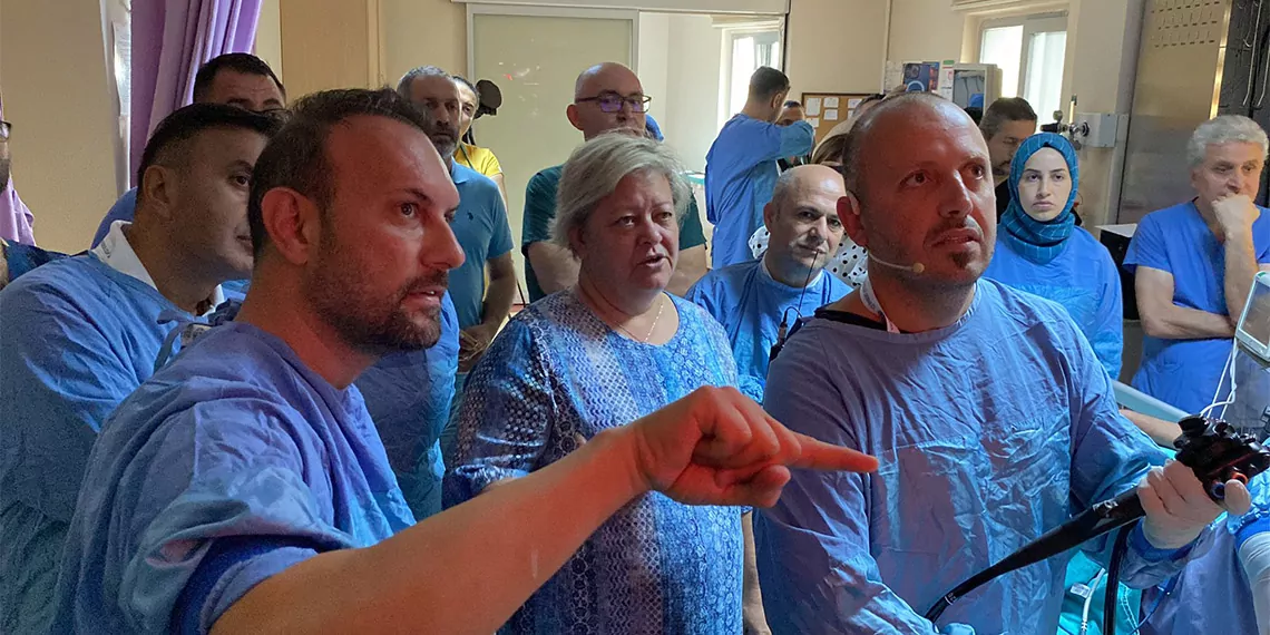 Rize’de recep tayyip erdoğan üniversitesi tıp fakültesi'nde 'endoskopik ultrasonografi cihazı' eğitimi verilirken hastalara da teşhis koyuldu.