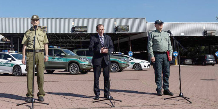 Rusya plakalı araçların Polonya sınırını geçmesi yasaklandı