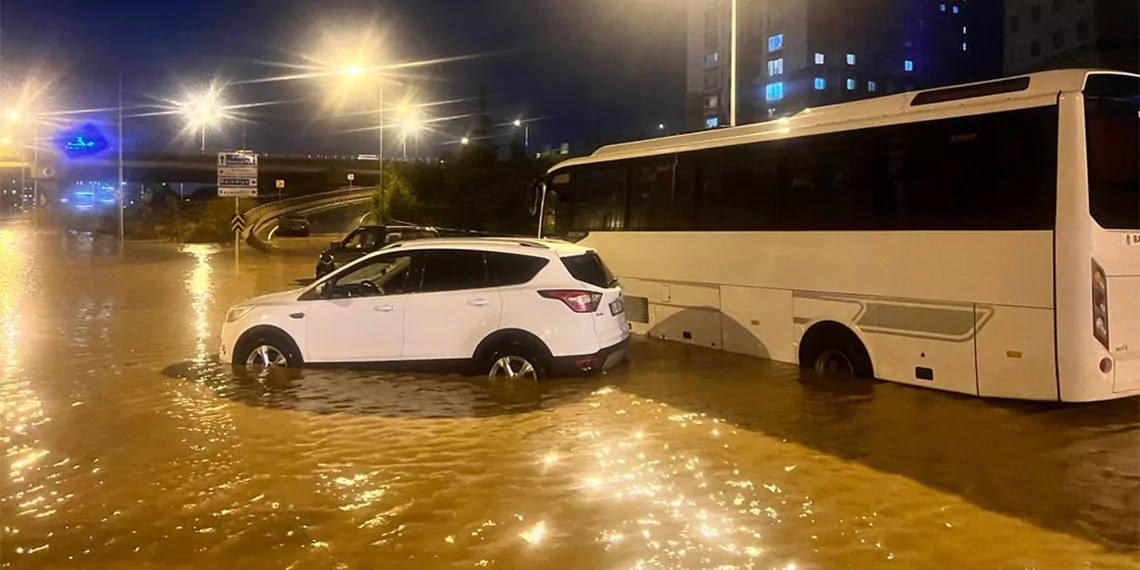 İstanbul'da kuvvetli sağanak; araçlar mahsur kaldı