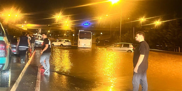 İstanbul'da kuvvetli sağanak; araçlar mahsur kaldı