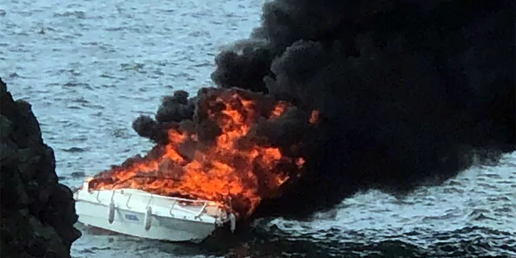 Samandağ'da sürat teknesi alev alev yandı