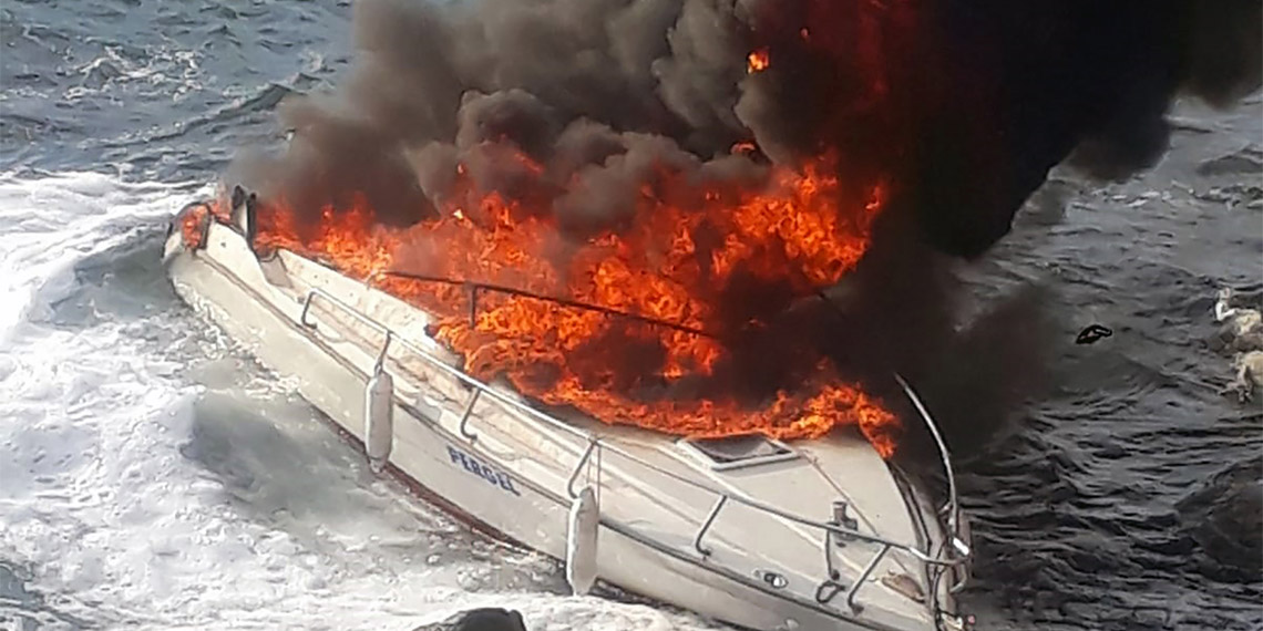 Samandağ'da sürat teknesi alev alev yandı