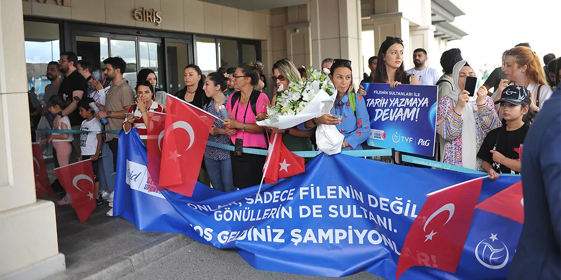 A milli kadın voleybol takımı i̇stanbul'da coşkuyla karşılandı