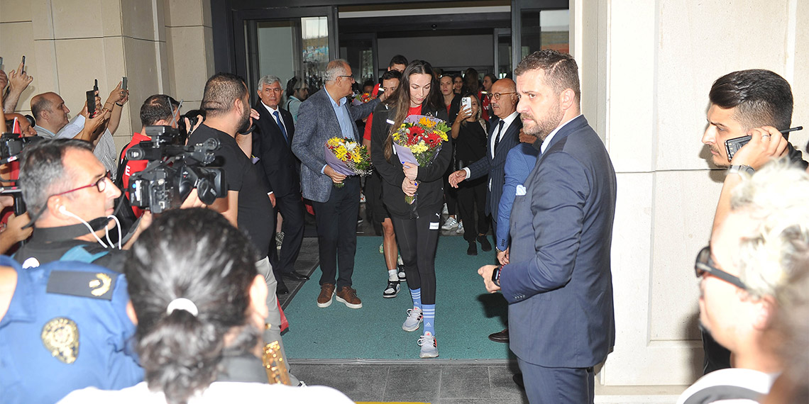 2023 CEV Avrupa Şampiyonası'nın finalinde Sırbistan'ı 3-2 yenerek tarihinde ilk kez şampiyon olan A Milli Kadın Voleybol Takımı İstanbul'da coşkuyla karşılandı.