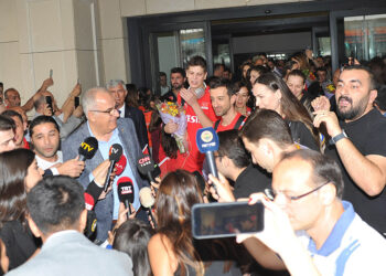 A Milli Kadın Voleybol Takımı İstanbul'da coşkuyla karşılandı