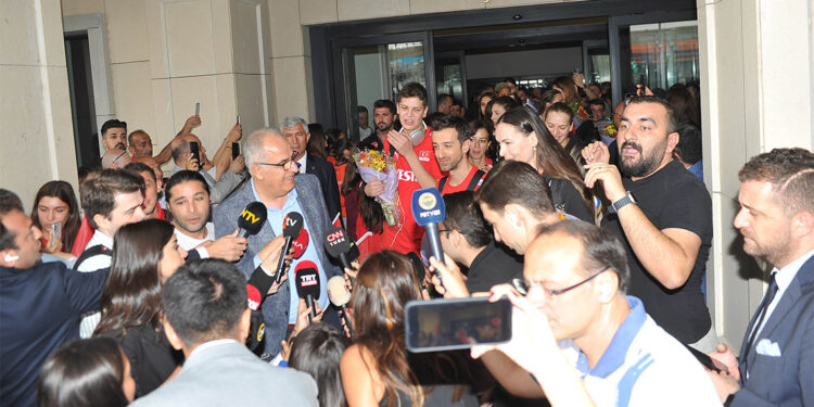 A Milli Kadın Voleybol Takımı İstanbul'da coşkuyla karşılandı