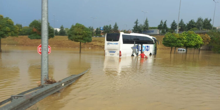 Samsun'daki selde 17 kişi mahsur kaldı