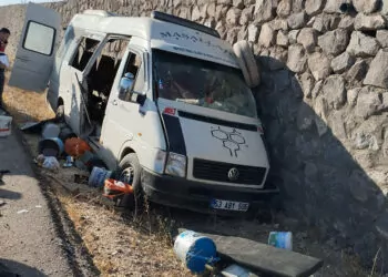 Şanlıurfa'da tarım işçilerini taşıyan minibüs duvara çarptı; 3 ölü