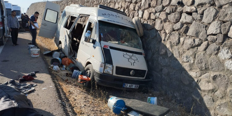 Şanlıurfa'da tarım işçilerini taşıyan minibüs duvara çarptı; 3 ölü