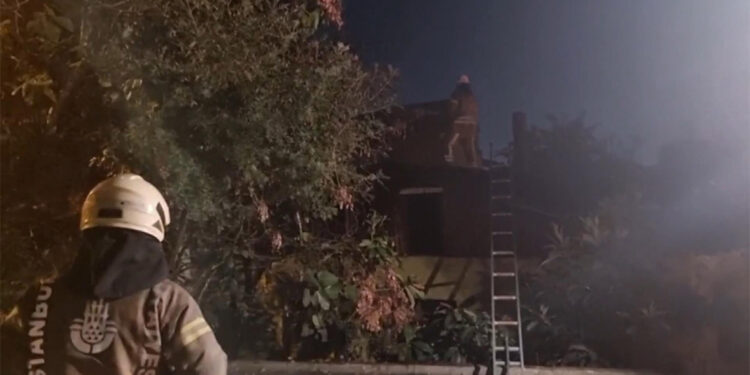 Sarıyer'de 2 katlı metruk binada yangın