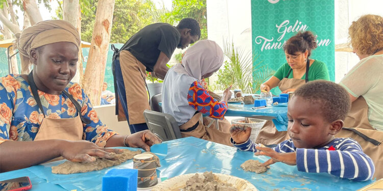 Senegal'de engelli ve down sendromlu çocuklara sanat atölyesi