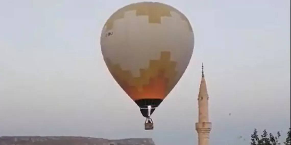 Sıcak hava balonu caminin minaresine çarptı