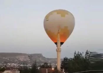 Sıcak hava balonu caminin minaresine çarptı