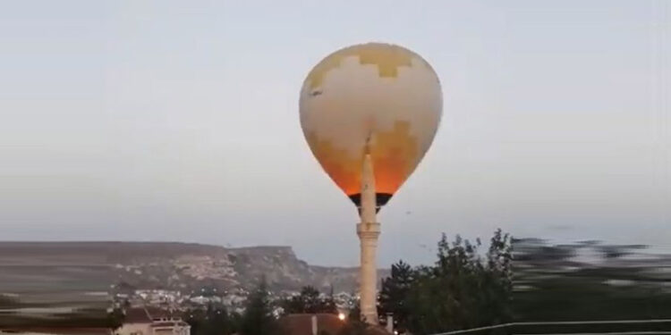 Sıcak hava balonu caminin minaresine çarptı